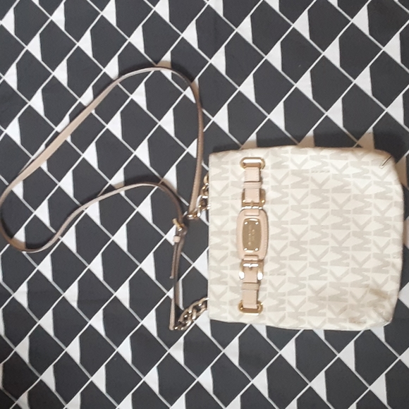 Michael KORS VANILLA HAMILTON CROSSBODY - Picture 3 of 17